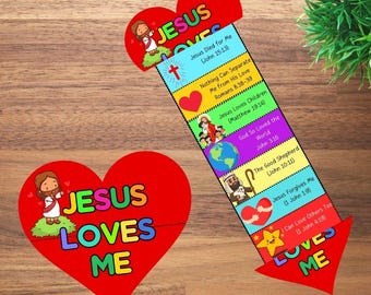 Può includere: Un adesivo rosso a forma di cuore e un segnalibro rosso a forma di freccia con la scritta "JESUS LOVES ME" in lettere colorate. Il segnalibro elenca versetti biblici sull'amore di Gesù, con illustrazioni di cartoni animati.