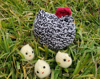 Famille de poulets au crochet | Maman poule et bébés poussins duveteux | Jouets ou décoration d'intérieur rustique | Idéal pour le printemps ou Pâques