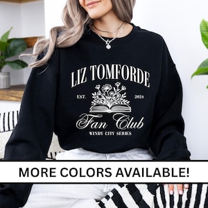 Sudadera de cuello redondo de la serie Windy City del club de fans de Liz Tomforde, Gildan 18000 / Mile High, The Right Move, Caught Up, Play Along