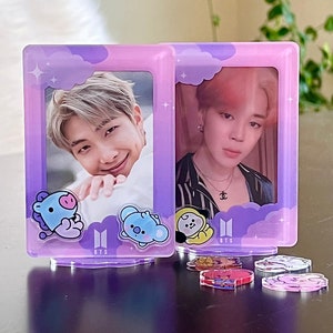 BTS Personalisierbarer Acryl Fotokartenhalter / Ständer - Süßes KPop Fotokarten Display