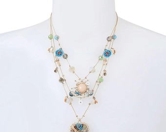 Collar bohemio multicapa hecho a mano con cuentas en forma de corazón para mujer.