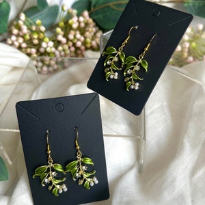 Earrings with leaf pendant