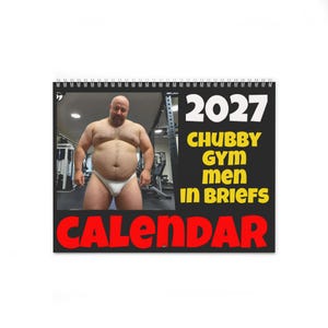 Może przedstawiać: Kalendarz ścienny na 2027 rok ze zdjęciem osoby w białych slipach na siłowni. Tekst na czarnym tle brzmi 2027 CHUBBY GYM men IN BRIEFS CALENDAR, napisany dużymi białymi, żółtymi i czerwonymi literami, z oprawą spiralną u góry.