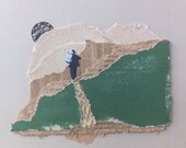Arte de collage contemporáneo, obra única y original, hecho a mano, minimalista, hombre camina en montes con sol cosido