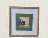 Arte de collage contemporáneo, obra única y original, hecho a mano, minimalista, hombre que observa frontón tradicional vasco al atardecer