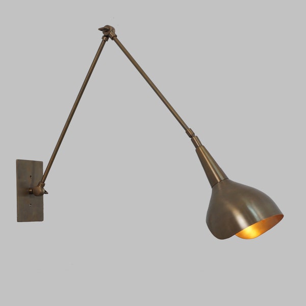 Einflammige Gelenklampe Mid-Century Modern Stilnovo Wandlampe aus massivem Messing