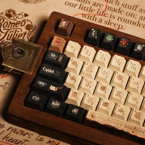 Set di tasti Shakespeare's Ace Concept, serie Great Literary Figures, profilo Cherry, PBT, spessore tasti 1,6 mm, 152 tasti