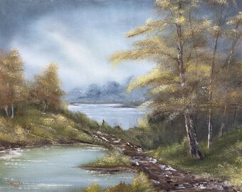 Impresión al óleo de paisaje invernal con árboles de hojas doradas, lago frío y sendero nevado - Nature Art Decor