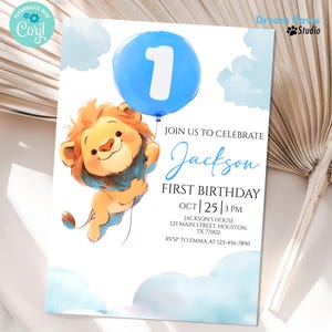 以下が含まれることがあります： 1の数字が入った青い風船を持った漫画のライオンが描かれた誕生日招待状。「ジャクソンの1歳の誕生日をお祝いしましょう」というテキストと日付、時間、場所の詳細が記載されています。