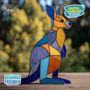 Pode incluir: Escultura de canguru em vitral em tons de azul, laranja e amarelo. A obra apresenta formas geométricas e o texto "DOWNLOAD DIGITAL" e "INICIANTE". O canguru está sentado.