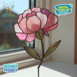 Peut inclure: Une fleur en vitrail avec des pétales roses et violets, des feuilles vertes et une tige marron. La fleur est étiquetée "Beginner Friendly" et "Digital Download. No physical item will be shipped."
