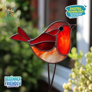 Könnte beinhalten: Ein buntes Glasfenster mit einem Rotkehlchen, das rote, orangefarbene und weiße Glaspaneele aufweist. Der Vogel ist auf einem Metallstab für den Garten befestigt. Der Text "DIGITALER DOWNLOAD" und "ANFÄNGERFREUNDLICH" ist enthalten.