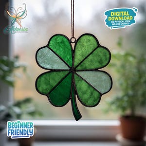 Può includere: Un acchiappasole a forma di quadrifoglio in vetro colorato con diverse tonalità di verde. Il quadrifoglio è bordato di nero e appeso a un filo marrone. L'immagine include il testo "Beginner Friendly" e "Digital Download".