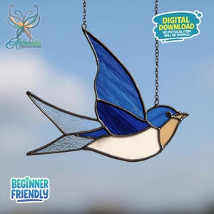 Op de afbeelding: Gebrandschilderde vogel in vlucht, met tinten blauw, wit en beige. De vogel hangt aan een ketting. De afbeelding bevat de tekst "DIGITALE DOWNLOAD" en "BEGINNER FRIENDLY".