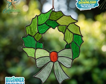 Op de afbeelding: Een gebrandschilderde kerstkrans in groentinten met een lichtgroene strik en een rode kern. Hij hangt aan een bruin touwtje. De tekst luidt "DIGITALE DOWNLOAD GEEN FYSIEK ARTIKEL WORDT VERZONDEN" en "BEGINNERVRIENDELIJK".