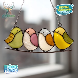 Peut inclure: Panneau en vitrail représentant quatre oiseaux colorés perchés sur un fil. Les oiseaux sont de couleurs jaune, vert, rose et blanc. Le texte "TÉLÉCHARGEMENT NUMÉRIQUE AUCUN ARTICLE PHYSIQUE NE SERA EXPÉDIÉ" est visible.