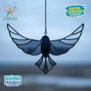 Puede incluir: Un pájaro de vidriera con las alas extendidas, colgado de una cadena. El pájaro es principalmente en tonos de azul y gris, con un contorno oscuro. La imagen incluye el texto "DESCARGA DIGITAL NO SE ENVIARÁ NINGÚN ARTÍCULO FÍSICO" y "AMIGABLE PARA PRINCIPIANTES".