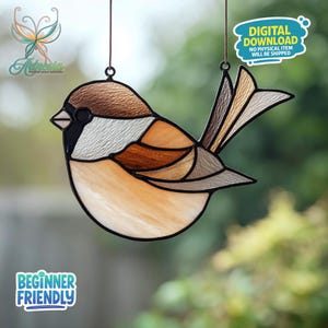 Könnte beinhalten: Ein Glasmalerei-Vogelfänger in Braun-, Beige- und Grautönen mit schwarzen Umrissen. Der Vogel ist an einem dünnen Draht aufgehängt. Der Text auf dem Bild lautet "DIGITALER DOWNLOAD ES WERDEN KEINE PHYSISCHEN ARTIKEL VERSENDET" und "ANFÄNGERFREUNDLICH".