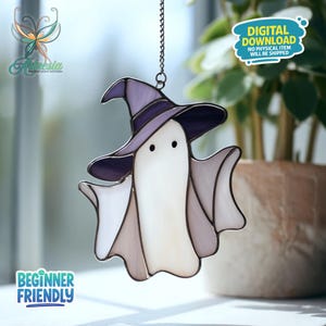 Puede incluir: Un fantasma de vidriera con un sombrero de bruja morado, colgado de una cadena. El fantasma es blanco con detalles grises y morados. La imagen incluye el texto "Beginner Friendly" y "Digital Download".
