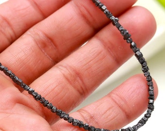 Halsband med råa svarta diamanter: Kubpärlor i sterlingsilver