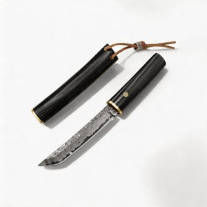 Puede incluir: Un cuchillo de hoja fija con una hoja de acero damasco estampado, un mango de madera oscura con virola de latón y una funda de madera oscura a juego. Un cordón de cuero marrón con una cuenta plateada está unido al extremo de la funda.