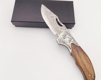 Handcrafted Damascus knife with sour cherry wood handle – Sharp blade, elegant gift box