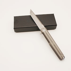 Folding knife, blade made of stainless steel S35VN, with clip and window breaker, handle made of non-slip 440 steel