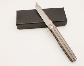 Folding knife, blade made of S35VN stainless steel, with clip and window breaker, handle made of non-slip 440 steel