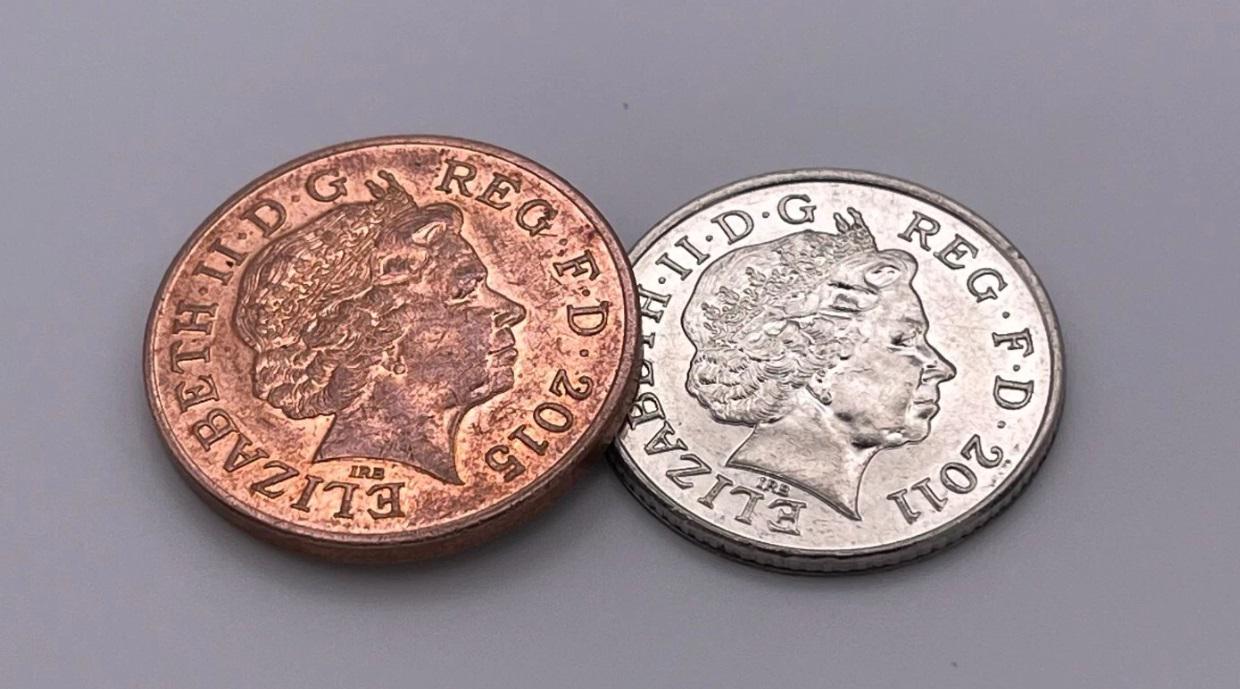 ユニークな10ペンス2ペンスのマジックコイントリック（消えるコインマジック）。手作りのクロースアップマジック。 - Etsy 日本