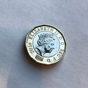 Trucco della moneta bifacciale - Testa su entrambi i lati - Moneta con lo stesso lato - Vincitore del lancio - Versione da una sterlina