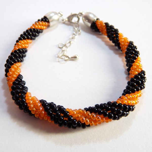 Verdreht gestreiftes orange schwarzes Häkelarmband zweifarbiges gehäkeltes Armband mit Rocailles Glasperlenarmband flippig Damen
