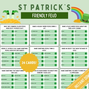 Könnte beinhalten: Ein druckbares St. Patrick's Day-Spiel namens "Friendly Feud" mit 24 Karten. Jede Karte enthält eine Frage mit mehreren Antwortmöglichkeiten. Die Fragen beziehen sich auf St. Patrick's Day, irische Kultur und Glück. Die Karten sind grün mit weißem Text und Kreisen, in die die Spieler ihre Antworten eintragen können.