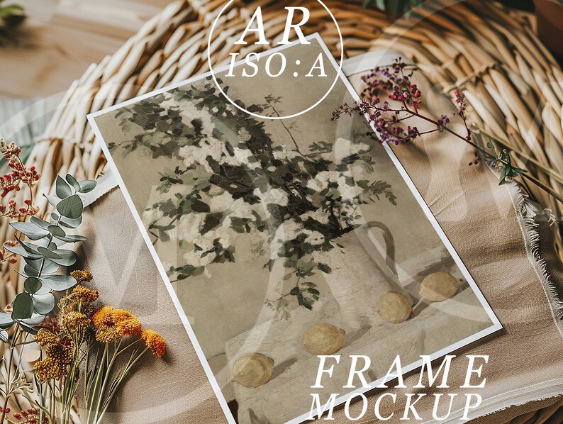 Op de afbeelding: Een ingelijste kunstdruk met een stilleven met een witte kan vol bloemen en citroenen. De print wordt gepresenteerd op een beige stof met gedroogde bloemen en de tekst "FRAME MOCKUP". De afbeelding heeft een vintage esthetiek.