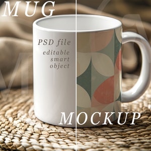Könnte beinhalten: Eine weiße Keramiktasse mit einem geometrischen Muster in Grün-, Rosa- und Weißtönen. Die Tasse steht auf einem geflochtenen Untersetzer. Der Text "PSD file editable smart object" und "MOCKUP" ist auf die Tasse gedruckt.