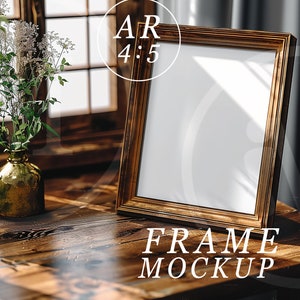 K&ouml;nnte beinhalten: Ein brauner Holzrahmen mit einem wei&szlig;en Passepartout und einem wei&szlig;en Hintergrund. Der Rahmen steht auf einem Holztisch mit einer Vase mit wei&szlig;en Blumen im Hintergrund. Der Text "FRAME MOCKUP" steht unter dem Rahmen.