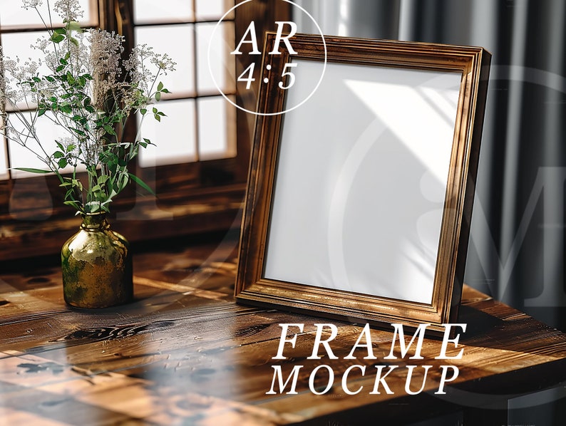 K&ouml;nnte beinhalten: Ein brauner Holzrahmen mit einem wei&szlig;en Passepartout und einem wei&szlig;en Hintergrund. Der Rahmen steht auf einem Holztisch mit einer Vase mit wei&szlig;en Blumen im Hintergrund. Der Text "FRAME MOCKUP" steht unter dem Rahmen.