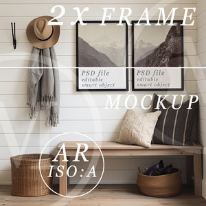 Pu&ograve; includere: Un mockup di due cornici nere con paesaggi montani appese a una parete bianca a listelli di legno. Le cornici sono etichettate "File PSD modificabile oggetto intelligente". Il testo "2x FRAME MOCKUP" &egrave; scritto in lettere bianche sul muro. Una panca di legno con un cuscino a righe marroni e un cuscino beige si trova di fronte alle cornici. Un cesto di vimini si trova sul pavimento accanto alla panca. Un cesto di vimini con scarpe nere si trova sul pavimento accanto alla panca. Un cappello e una sciarpa grigia sono appesi a un gancio sul muro.