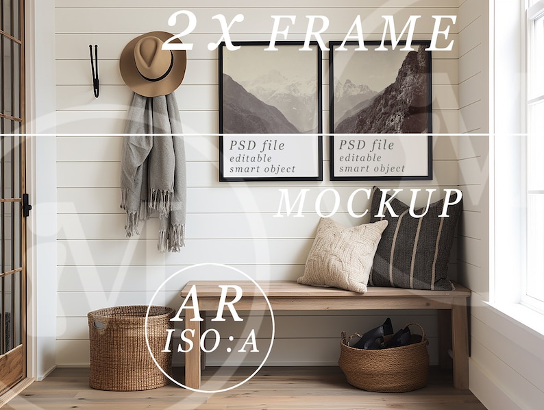 Pu&ograve; includere: Un mockup di due cornici nere con paesaggi montani appese a una parete bianca a listelli di legno. Le cornici sono etichettate "File PSD modificabile oggetto intelligente". Il testo "2x FRAME MOCKUP" &egrave; scritto in lettere bianche sul muro. Una panca di legno con un cuscino a righe marroni e un cuscino beige si trova di fronte alle cornici. Un cesto di vimini si trova sul pavimento accanto alla panca. Un cesto di vimini con scarpe nere si trova sul pavimento accanto alla panca. Un cappello e una sciarpa grigia sono appesi a un gancio sul muro.
