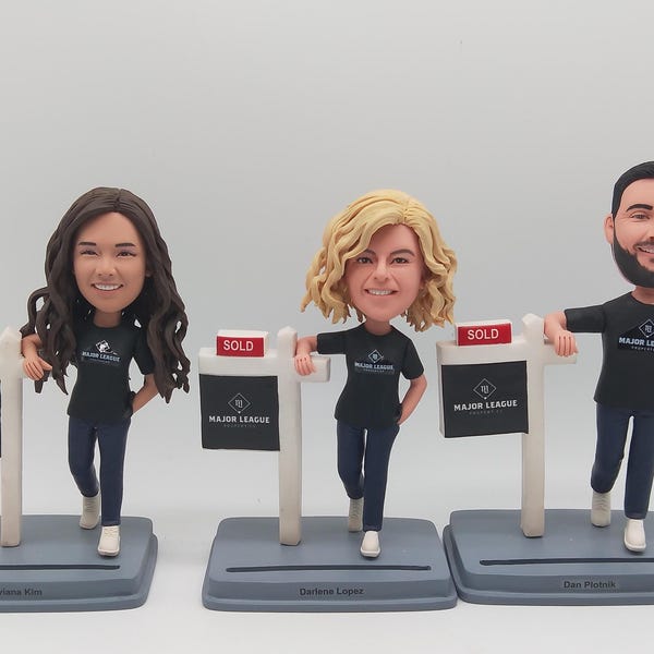 Figura de agente inmobiliario personalizada con letrero de "Vendido" - Figura de agente inmobiliario personalizada para exhibir