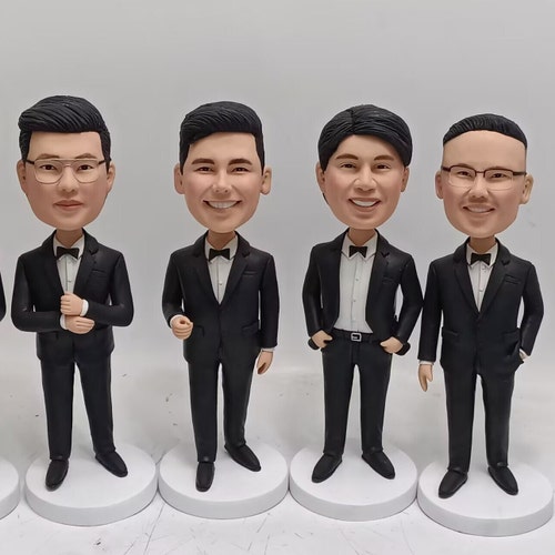 バイキングヘルメットをかぶった年配の紳士のボブルヘッド人形