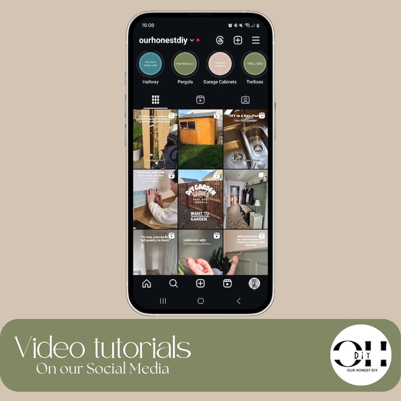 Peut inclure: Un smartphone affichant le profil Instagram ourhonestdiy, pr&eacute;sentant une grille de vignettes vid&eacute;o montrant des projets de r&eacute;novation, notamment un abri de jardin en bois, un &eacute;vier de cuisine, une cl&ocirc;ture et l'installation de lambris.