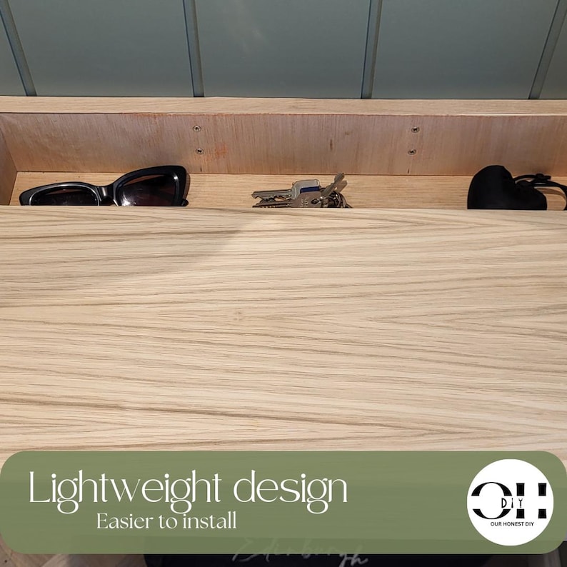 Peut inclure: Une &eacute;tag&egrave;re flottante en bois clair avec un motif de grain visible. L'&eacute;tag&egrave;re est fix&eacute;e au mur et contient des lunettes de soleil noires, un trousseau de cl&eacute;s en m&eacute;tal et un petit objet noir. Le texte "Lightweight design Easier to install" est visible.