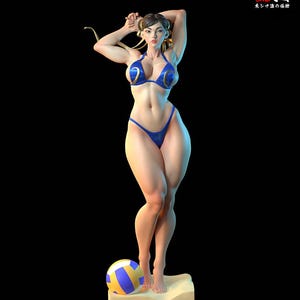 以下が含まれることがあります： 青いビキニを着た女性のフィギュアで、バレーボールのある砂浜の台座に立っています。フィギュアは腕を上げており、背景は黒です。フィギュアは筋肉質な体格をしています。