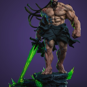 Puede incluir: Estatua de una figura musculosa con barba y pelo largo, empuñando una espada verde brillante. La figura lleva pantalones cortos oscuros y está sobre una base rocosa con detalles de cristal verde. Fondo morado.