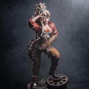 Puede incluir: Figura detallada de una mujer con atuendo steampunk. Lleva una chaqueta roja, gafas y pantalones marrones, de pie sobre un engranaje. La figura tiene el pelo rubio y posa con una mano en la cabeza.