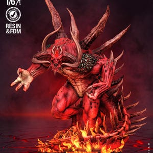 Peut inclure: Une figurine imprimée en 3D résine et FDM à l'échelle 1/6 représentant un démon rouge musclé avec de grandes cornes, des griffes acérées et un dos épineux. La créature repose sur une base avec des flammes et le texte "DIABLO" est visible.
