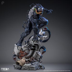 Könnte beinhalten: Detaillierte Statue von Venom, einer Marvel Comics-Figur, in einer dynamischen Pose. Die Figur ist überwiegend schwarz mit weißen Akzenten und einer roten Zunge. Die Statue steht auf einem Sockel aus Trümmern und architektonischen Fragmenten. Das Fandom Collectibles-Logo ist sichtbar.