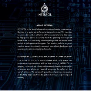 Könnte beinhalten: Dunkelblaue Grafik mit dem INTERPOL-Logo und Text. Der Text beschreibt die Rolle von INTERPOL bei der Unterstützung von Strafverfolgungsbehörden weltweit und seine Vision, die Polizei für eine sicherere Welt zu vernetzen.