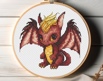 Può includere: Un drago ricamato con le ali, in tonalità di rosso e giallo, seduto su uno sfondo bianco. Il drago ha un aspetto carino e da cartone animato.