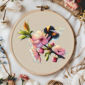 Grillige hommel met bloem digitaal kruissteekpatroon lente hommel kruissteekkaart borduurwerk kleurrijke bij direct downloaden